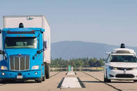 09/2019, Waymo Peterbilt Semi-Truck und Chrysler Pacifica