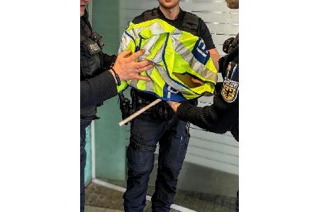 Karton mit Polizeiweste Karton mit Polizeiweste