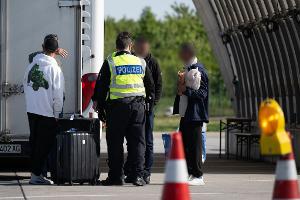Verstärkte Grenzkontrollen laufen an - Kritik von Nachbarn