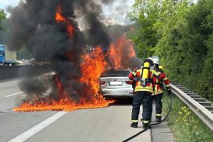 PKW brennt auf Autobahn