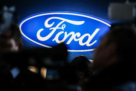 Das Ford-Logo im strahlenden Blau. Die Gegenwart sieht düster aus bei Ford Deutschland. Das Ford-Logo im strahlenden Blau. Die Gegenwart sieht düster aus bei Ford Deutschland.