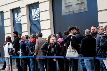 Fans von Billie Eilish kurz vor ihrem Treffen mit ihrem Idol. Fans von Billie Eilish kurz vor ihrem Treffen mit ihrem Idol.