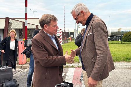 Der neue Außenminister Wadephul (l.) wurde an der Grenze vom deutschen Botschafter in der Ukraine, Martin Jäger, begrüßt. Der neue Außenminister Wadephul (l.) wurde an der Grenze vom deutschen Botschafter in der Ukraine, Martin Jäger, begrüßt.