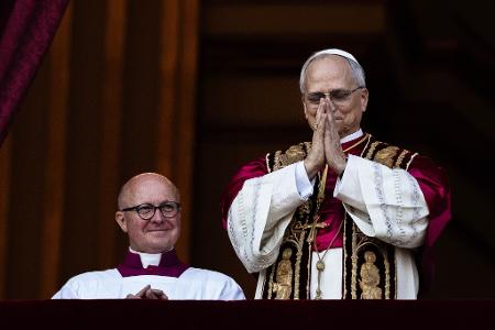 Neuer Papst Leo XIV. feiert erste Messe