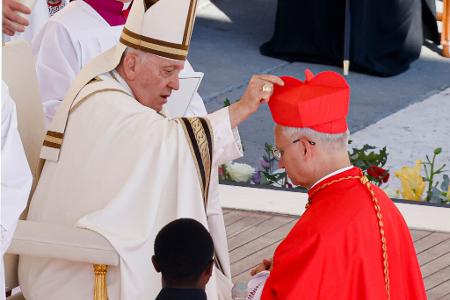 Ab Mitte der 1980er Jahre war Prevost als Missionar in Peru tätig. Dort gründete er Pfarreien, leitete ein Priesterseminar und war in der Bischofsausbildung aktiv. 2015 ernannte ihn Papst Franziskus zum Bischof von Chiclayo, einer Diözese im Norden des Landes. Während der politischen Krisen setzte er sich für Stabilität ein.
