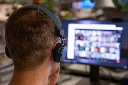 Online-Konferenzen bedeuten für viele noch immer Stress