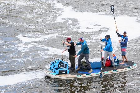 Für einen guten Zweck wollen vier Männer auf einem Board die Weser von Hann. Münden im Landkreis Göttingen bis nach Bremerhaven paddeln. Für einen guten Zweck wollen vier Männer auf einem Board die Weser von Hann. Münden im Landkreis Göttingen bis nach Bremerhaven paddeln.