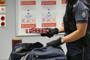 Zoll am Frankfurter Flughafen verhindert Schmuggel von Luxuswaren im Reiseverkehr