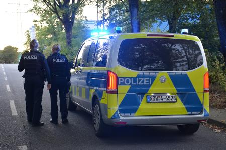 Symbolbild Streifenwagen und Einsatzkräfte Symbolbild Streifenwagen und Einsatzkräfte