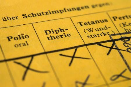Alle 10 Jahre sollten Erwachsene ihren Diphtherie-Schutz auffrischen.