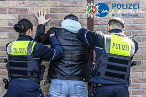 Wahllos Passanten angegriffen: Polizei fasst 36-Jährigen - 2505035