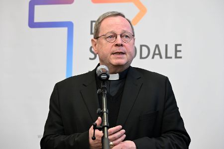 In kirchlichen Kreisen gilt der neue Papst als pragmatischer Diplomat. Als der sogenannte Synodale Weg zur Zukunft der Kirche 2023 in Rom auf Kritik stieß, vermittelte Prevost gemeinsam mit Kardinalstaatssekretär Pietro Parolin zwischen den deutschen Bischöfen und dem Vatikan.