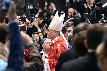 In vielerlei Hinsicht zeigte Prevost Nähe zum verstorbenen Pontifex – was ihm konservativere Stimmen vorwerfen. Er gilt als gemäßigter Reformer, ohne dabei Glaubenssätze aufzugeben. Besonders deutlich zeigt sich seine Haltung in Umweltfragen: Prevost hat sich wie Franziskus wiederholt für entschiedenes Handeln gegen den Klimawandel ausgesprochen.