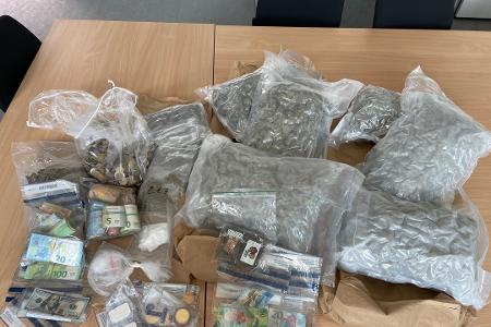 Im Zuge der Durchsuchungsmaßnahmen wurden zahlreiche Beweismittel, insbesondere Marihuana im Kilobereich, Kokain, Haschisch, Betäubungsmittelutensilien und diverse Mobiltelefone sichergestellt. Im Zuge der Durchsuchungsmaßnahmen wurden zahlreiche Beweismittel, insbesondere Marihuana im Kilobereich, Kokain, Haschisch, Betäubungsmittelutensilien und diverse Mobiltelefone sichergestellt.