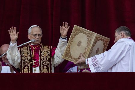 Der neue Papst steht zwischen Nord und Süd, zwischen Rom und Peripherie. Prevosts Biografie – von Chicago über Peru bis in die vatikanische Führungsriege – macht ihn zu einem Vermittler zwischen Kulturen und Generationen.