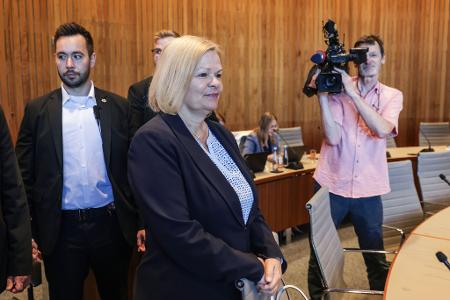 Die ehemalige Bundesinnenministerin Nancy Faeser (SPD) steht im Untersuchungsausschuss des nordrhein-westfälischen Landtags zum Terror-Anschlag von Solingen Rede und Antwort. Die ehemalige Bundesinnenministerin Nancy Faeser (SPD) steht im Untersuchungsausschuss des nordrhein-westfälischen Landtags zum Terror-Anschlag von Solingen Rede und Antwort.