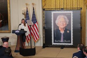 First Lady Melania Trump enthüllt Briefmarke zu Ehren von Barbara Bush