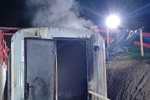 Wetter - brennender Bauwagen in der Nacht