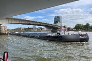 Duisburg/Köln: Schiffsunfall auf dem Rhein - hoher Sachschaden