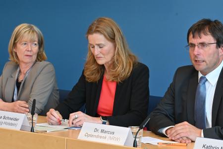 Die Finanzminister der Länder haben sich über die Aufteilung ihrer Mittel aus dem Sondervermögen geeinigt. Die Finanzminister der Länder haben sich über die Aufteilung ihrer Mittel aus dem Sondervermögen geeinigt.