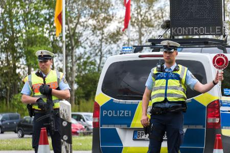 Die deutschen Grenzen werden nach Anweisung des Bundesinnenministers stärker kontrolliert. Die deutschen Grenzen werden nach Anweisung des Bundesinnenministers stärker kontrolliert.