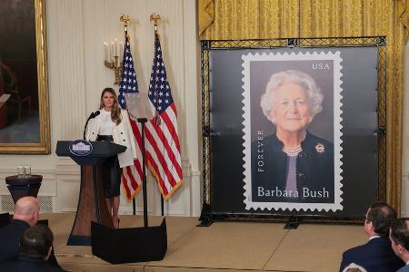 First Lady Melania Trump enthüllt Briefmarke zu Ehren von Barbara Bush First Lady Melania Trump enthüllt Briefmarke zu Ehren von Barbara Bush