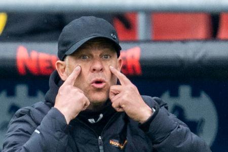 Markus Anfang - Der Coach, der beim 1. FC Kaiserslautern kürzlich seinen Hut nehmen musste, wurde in den letzten Wochen einige Male bei S04 genannt und könnte das Amt übernehmen. Laut 'Bild' gab es bis zu Anfangs Entlassung aber noch keinen Kontakt. Das Problem: Anfang ist nur freigestellt, würde also eine Ablöse kosten. Ein Punkt, an dem Schalke gern sparen würde.