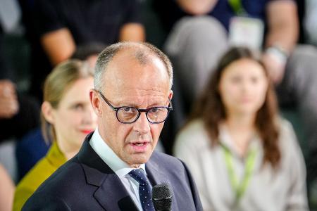 Opfer von Fake News: Eine Webseite verbreitet Falschinformationen unter dem Namen von Bundeskanzler Friedrich Merz (CDU). Opfer von Fake News: Eine Webseite verbreitet Falschinformationen unter dem Namen von Bundeskanzler Friedrich Merz (CDU).
