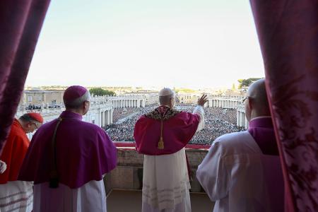 Der neue Papst wurde von mehr als 100.000 Menschen gefeiert.