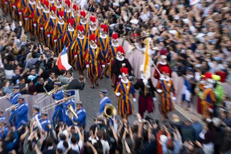 Die Schweizergarde wird den neuen Papst bewachen. Sie marschierte gleich nach seiner Wahl auf dem Petersplatz auf.