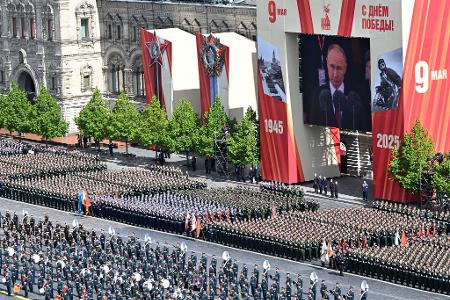 Parade im Krieg - Putin feiert Sieg über Nazideutschland