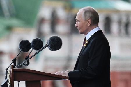 Der russische Präsident Wladimir Putin setzte in seiner Rede den Kampf gegen Nazi-Deutschland mit dem aktuellen Krieg gegen die Ukraine gleich.