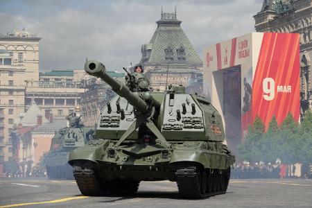 Zahlreiche Panzer fuhren bei der Militärparade über den Roten Platz.