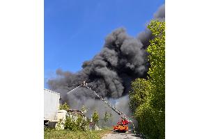 Großfeuer in Burg (Dithmarschen) - Schrott und Reifen brennen auf 2.500 qm
