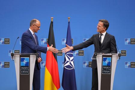 Zu zeitlichen Perspektiven bezüglich eines Nato-Beitritts der Ukraine äußerte Merz sich nicht.