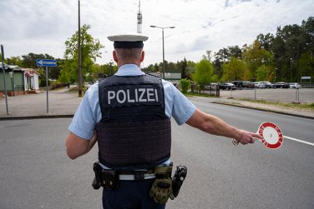 Polizisten führen an der deutsch-polnischen Grenze im Kreis Vorpommern-Greifswald Kontrollen durch.