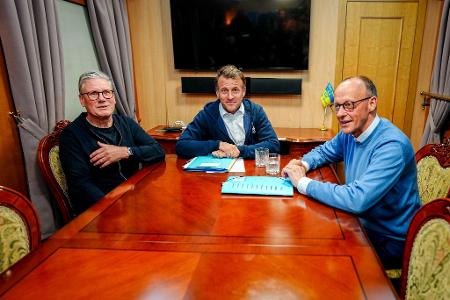 Merz mit Macron und Starmer auf dem Weg nach Kiew