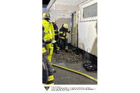 Die Feuerwehr München löscht einen Dehnfugenbrand. Die Feuerwehr München löscht einen Dehnfugenbrand.