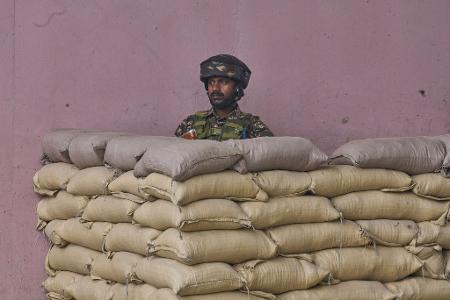Ein indischer paramilitärischer Soldat steht Wache. Zwischen Indien und Pakistan kam es zuletzt wiederholt zu teils heftigen Feuergefechten entlang der militärischen Kontrolllinie in der Himalayaregion Kaschmir. Ein indischer paramilitärischer Soldat steht Wache. Zwischen Indien und Pakistan kam es zuletzt wiederholt zu teils heftigen Feuergefechten entlang der militärischen Kontrolllinie in der Himalayaregion Kaschmir.
