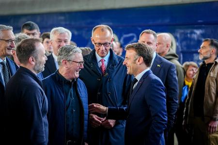 Starmer, Merz und Macron treffen auf dem Bahnhof in Kiew ein. 