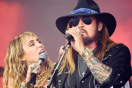 Nach Gerüchten über Streit: Billy Ray Cyrus feiert mit Tochter Miley Nach Gerüchten über Streit: Billy Ray Cyrus feiert mit Tochter Miley