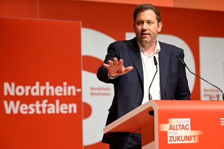 SPD-Bundesparteichef Lars Klingbeil weht von der nordrhein-westfälischen Basis ein scharfer Wind entgegen. SPD-Bundesparteichef Lars Klingbeil weht von der nordrhein-westfälischen Basis ein scharfer Wind entgegen.