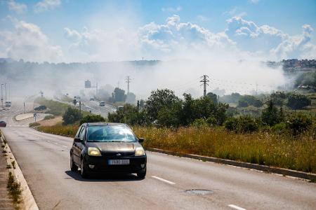 Straßen wurden gesperrt und der Zugverkehr eingestellt, als eine giftige Chlorwolke durch einen Brand in einer Lagerhalle in der Stadt Vilanova i la Geltrú südwestlich von Barcelona über dicht besiedeltes Gebiet hinwegzog. 