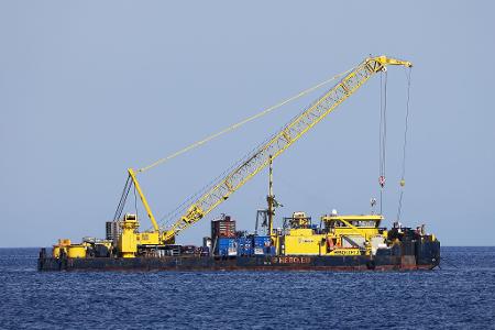 Das riesige Schiff, das vor der italienischen Mittelmeerinsel in etwa 50 Metern Tiefe liegt, sollte ursprünglich bis Mitte Juni nach oben gebracht werden. (Archivbild)
