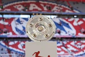 Wieder "dahoam": Bayern erhalten Meisterschale