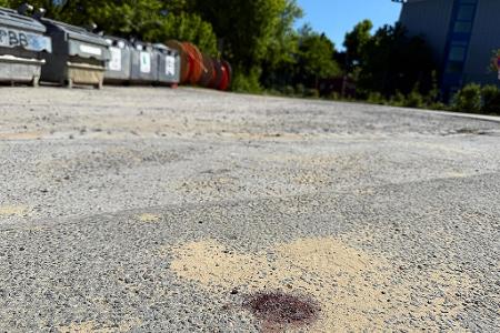 Ein Blutfleck auf dem Asphalt am Tatort lässt erahnen, was sich hier abgespielt haben könnte 