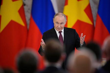 Putin hatte Mitte der Woche eine dreitägige Waffenruhe angekündigt. Putin hatte Mitte der Woche eine dreitägige Waffenruhe angekündigt.