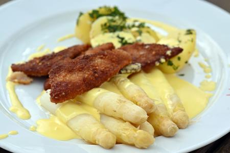 Diejenigen, die Spargel mögen, essen ihn am liebsten mit Sauce hollandaise (einer Soße, die ursprünglich nur aus Butter, Eigelb und einer Reduktion aus Weißwein besteht). (Archivbild) Diejenigen, die Spargel mögen, essen ihn am liebsten mit Sauce hollandaise (einer Soße, die ursprünglich nur aus Butter, Eigelb und einer Reduktion aus Weißwein besteht). (Archivbild)