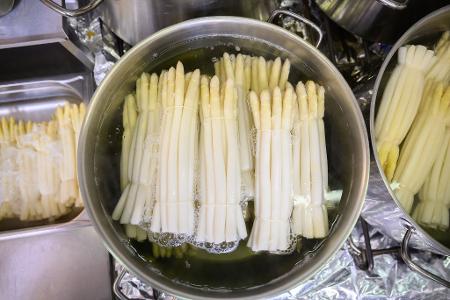 Vielen Deutschen läuft das Wasser im Mund zusammen, wenn sie gekochten weißen Spargel sehen. (Archivbild)