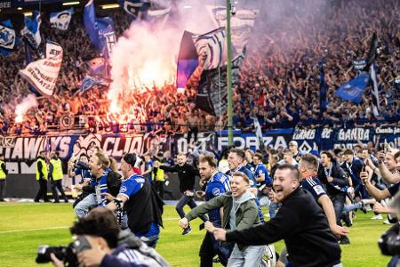 Schon vor dem Abpfiff der Partie gegen Ulm machen sich die HSV-Fans feierbereit. Dann gibt es kein Halten mehr. Platzsturm!